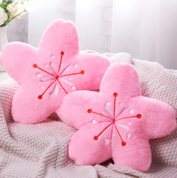 Bantal-Bantal dengan Motif Bunga Sakura